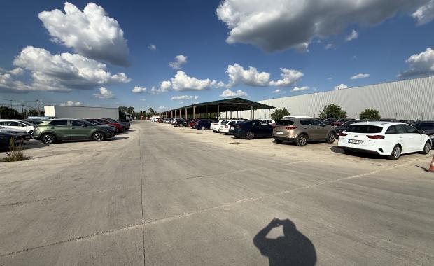 Új fedett parkoló és biztonságos őrzött reptéri parkoló